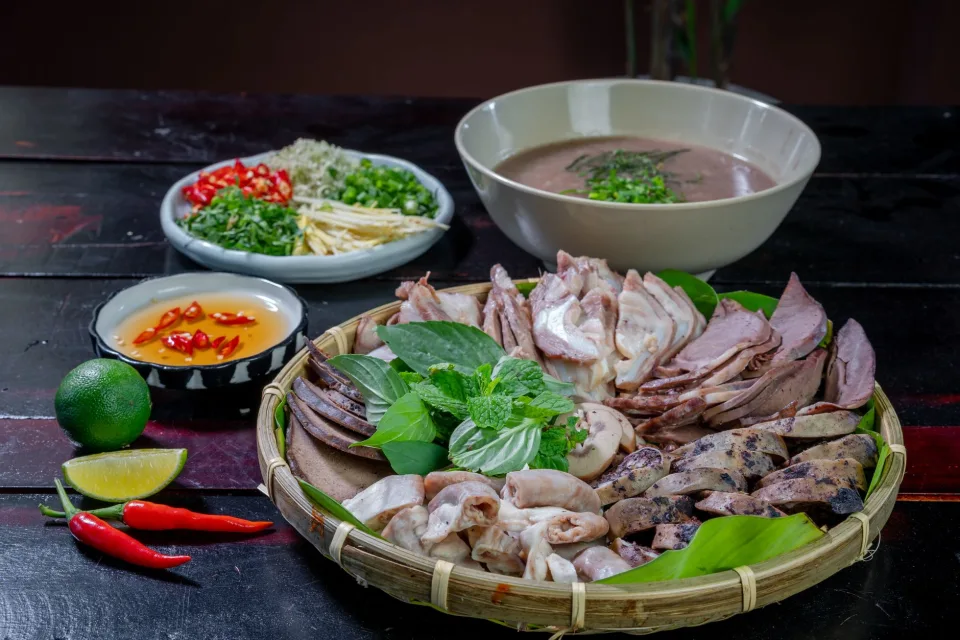 Quầy bếp bày món