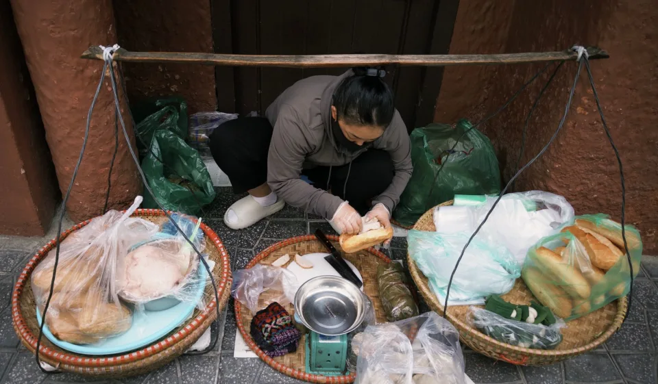Bàn khách ngồi ăn